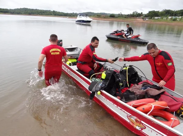 Helicóptero cai com duas pessoas no Lago Corumbá, em Caldas Novas