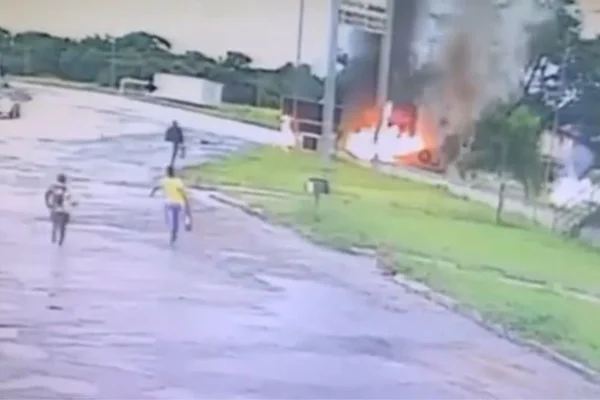 Vídeo. Dois morrem após carro capotar e explodir no interior de Goiás