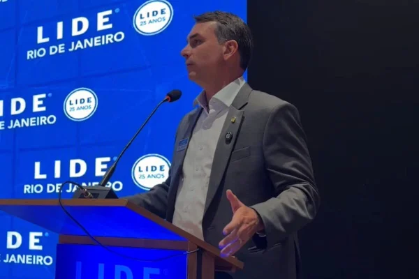 Senador Flávio Bolsonaro participou de almoço promovido pelo Lide, grupo empresarial fundado por João Doria