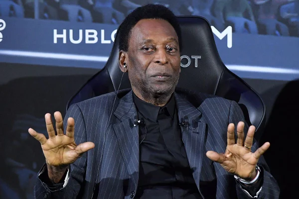 Internado, Pelé passou por cirurgia para retirar tumor no cólon direito