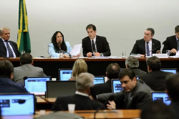 Comissão do Congresso aprova texto final do Orçamento de 2018