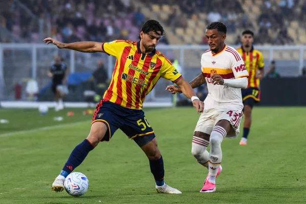 Wesley, à direita, atuando pela Roma