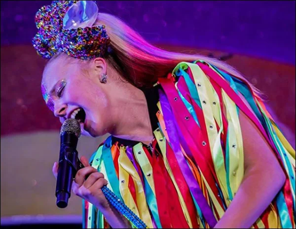 JoJo Siwa é uma estrela adolescente de Nebraska (EUA) que canta, dança e influcencia fãs no YouTube. Ao todo, recebe 2 milhões de views por dia nessa plataforma JoJo Siwa é uma estrela adolescente de Nebraska (EUA) que canta, dança e influcencia fãs no YouTube. Ao todo, recebe 2 milhões de views por dia nessa plataforma