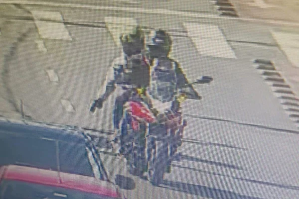 Foto colorida de imagem em que mostra dois homens em uma moto. Um dos ocupantes expõem uma arma. A dupla é suspeita de atirar contra um policial militar, em São Caetano do Sul.