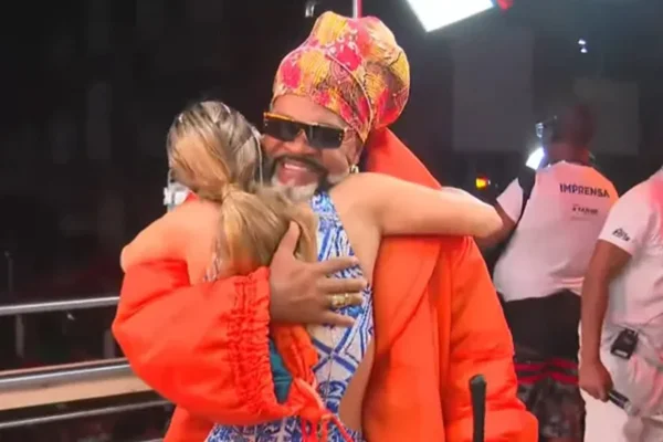 Carlinhos Brown e Claudia Leitte abraçados - Metrópoles