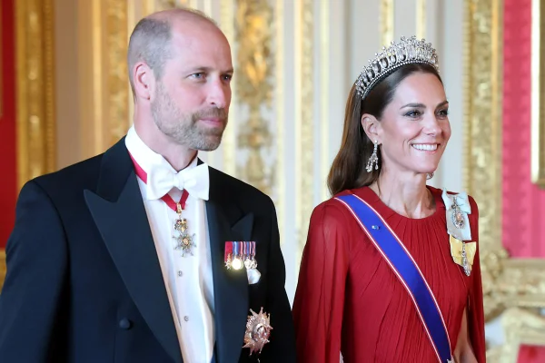 Foto colorida de homem e mulher com trajes de gala. Os dois estão caminhando - Metrópoles
