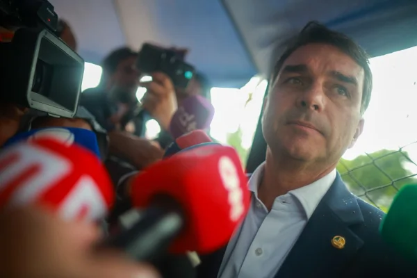 Imagem colorida, Senador Flávio Bolsonaro deixa a PF após visitar o pai condenado por tentativa de golp- Metrópoles