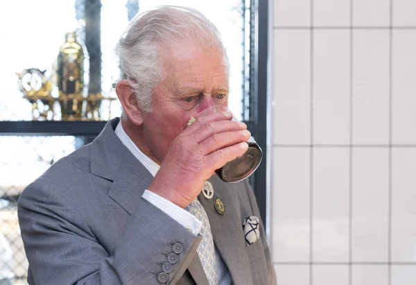 Na foto, o rei Charles III aparece bebendo um drinque - Metrópoles