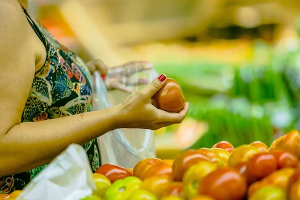 Tomate foi um dos alimentos com maior alta no aumento da cesta básica no DF - Metrópoles