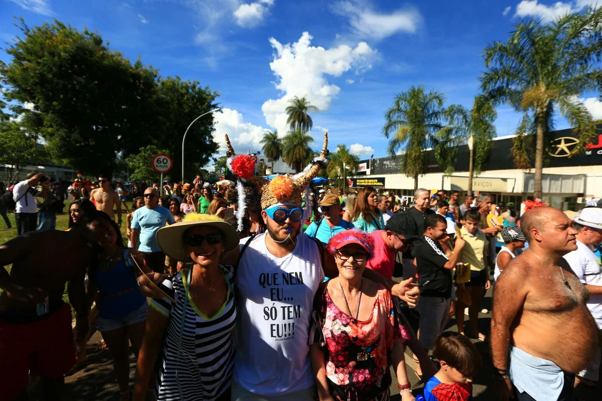 Foliões tomam as ruas de Brasília no segundo dia de carnaval - imagem 10 Foliões tomam as ruas de Brasília no segundo dia de carnaval - imagem 10