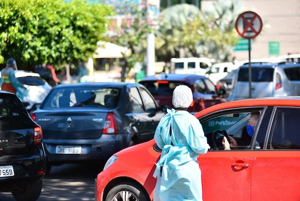 Pessoas aguadam nos veículos para realizar testes rápidos para detectar novo coronavírus