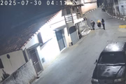 A vítima e seu companheiro andavam pela rua quando foram abordados por uma mulher, que pedia dinheiro