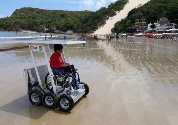 Estudantes criam veículo para cadeirantes irem à praia