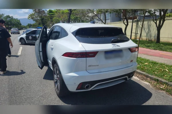 Casal do fisiculturismo é alvo de ação por carros de luxo adulterados no RJ - destaque galeria