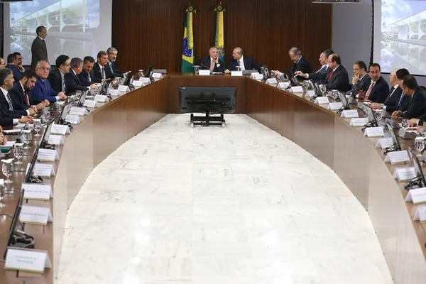 Presidente brinca e diz que sentirá falta do “Fora Temer”