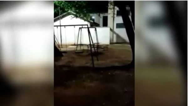 Balanços e um ‘gira-gira’ aparecem se movendo como se alguém brincasse neles