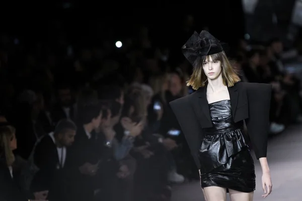 Estreia de Hedi Slimane para a Celine, no PFW, decepciona fãs da grife