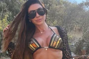 Jaque Khury posa durante viagem