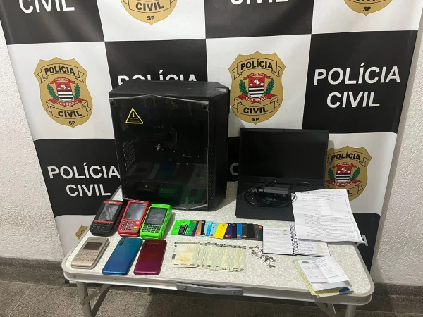 imagem mostra material apreendido pela polícia em central de golpes clandestinos em delegacia - Metrópoles
