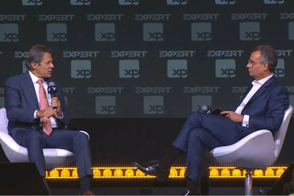 O ministro da Fazenda, Fernando Haddad, em conversa com o CEO do Banco XP, José Berenguer
