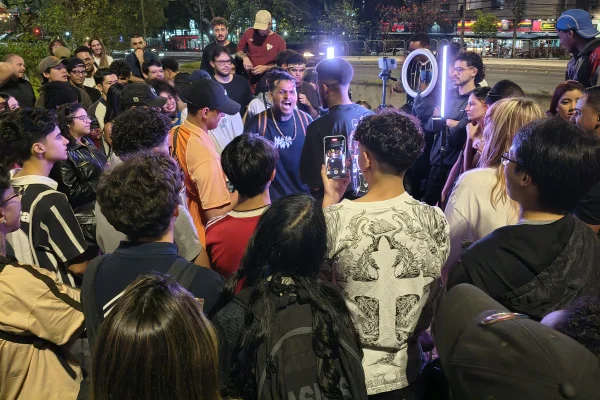 Imagem mostra jovens durante batalha de rima em São Paulo - Metrópoles
