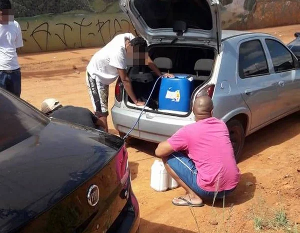 Comércio paralelo: combustível chega a R$ 10 às margens da BR-040