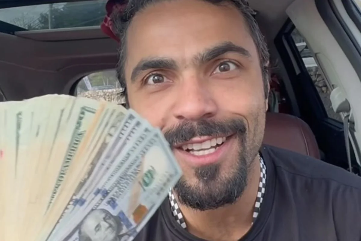 Bruno Freitas, conhecido nas redes sociais como “cabeleireiro viajante” Bruno Freitas, conhecido nas redes sociais como “cabeleireiro viajante”