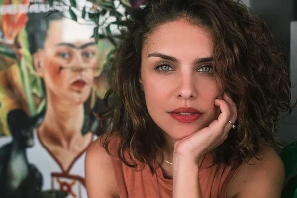 Paloma Bernardi revela truques de beleza para manter os cachos poderosos