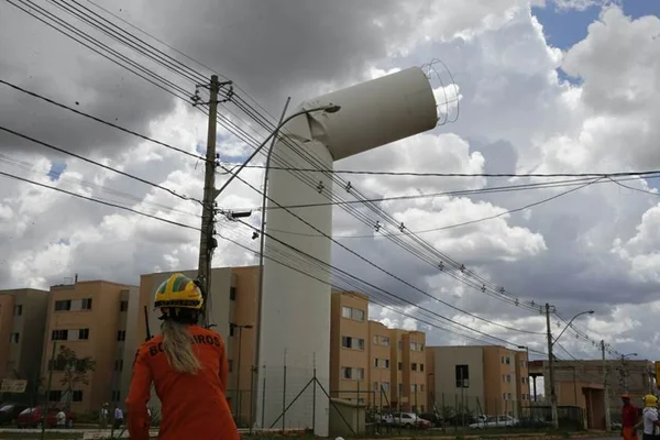 Reservatório de água tomba em condomínio no Riacho Fundo II