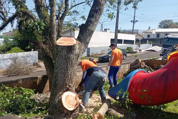 Imagem colorida, presos trabalham em reconstrução de escola no Paraná- Metrópoles