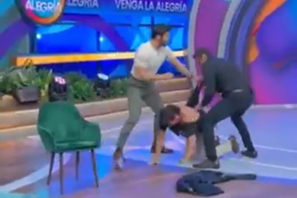 Imagem colorida em reprodução do lutador Alberto del Rio