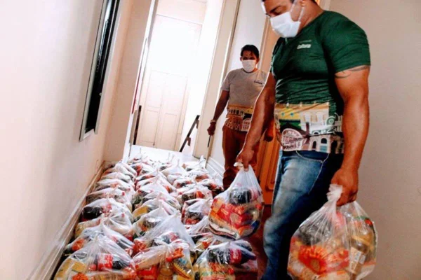Artistas do Amazonas recebem doação de 200 cestas básicas do governo