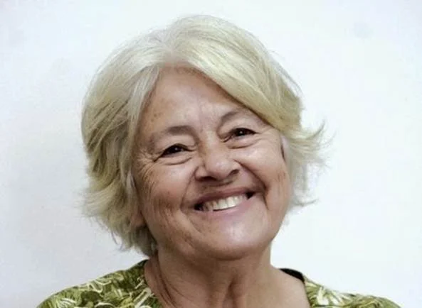 Fotografia colorida da poetisa Adélia Prado