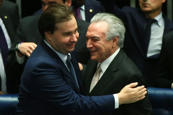 Temer transfere cargo a Rodrigo Maia e embarca para Portugal