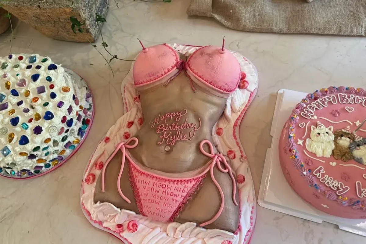 Jenner compartilhou uma foto de seus três bolos de aniversário Jenner compartilhou uma foto de seus três bolos de aniversário