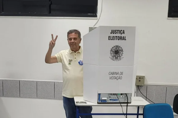 Coordenador da campanha de Flávio, senador Rogério Marinho vota no 2º turno