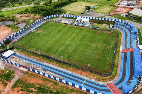 Estádio JK, no Paranoá, sofre com gramado sem condições de jogo