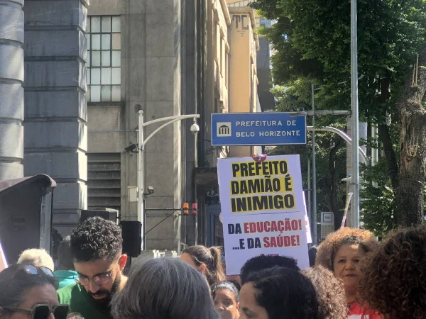 Imagem colorida de ato de servidores da educação em BH
