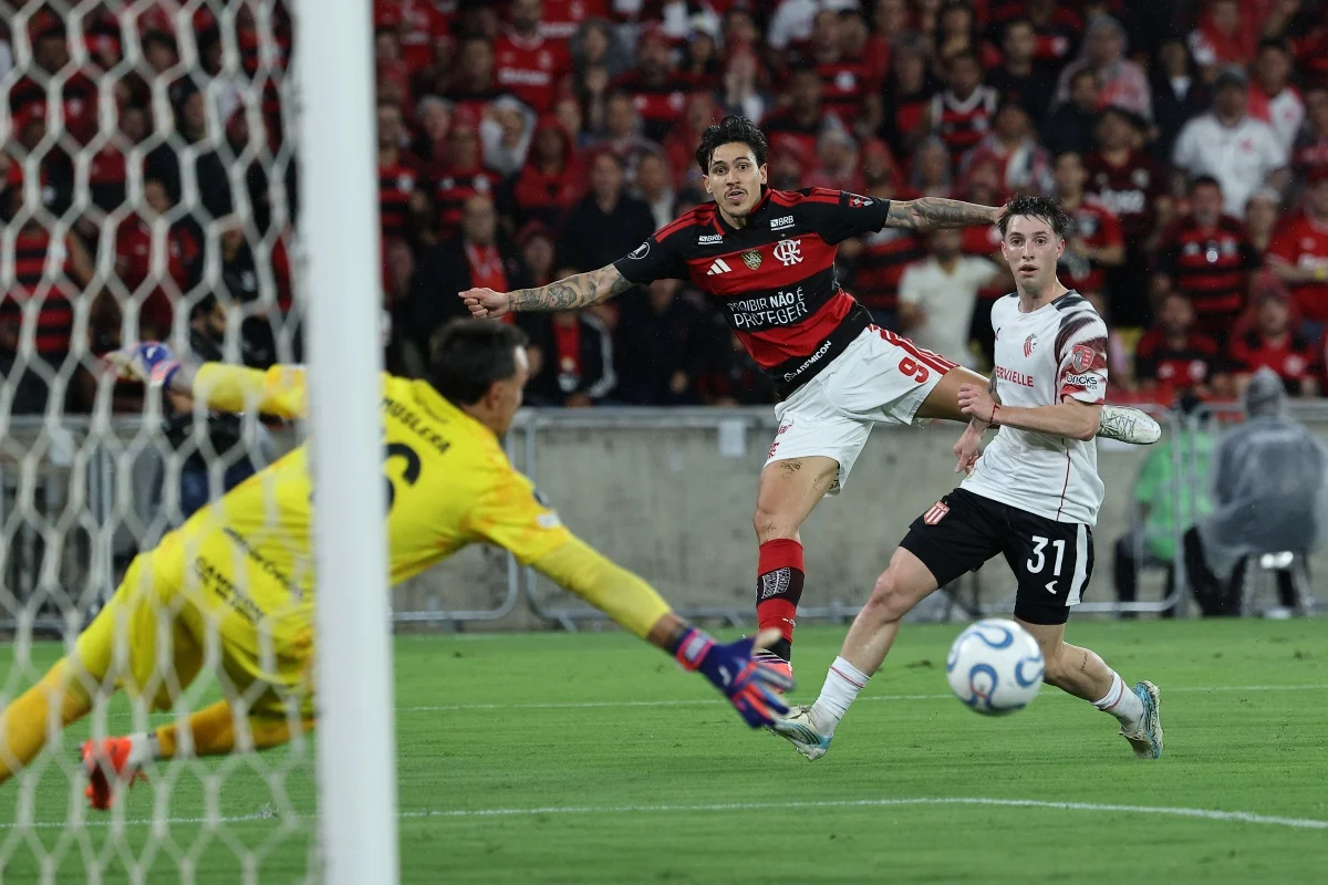 Pedro, do Flamengo, finaliza contra o Estudiantes Pedro, do Flamengo, finaliza contra o Estudiantes