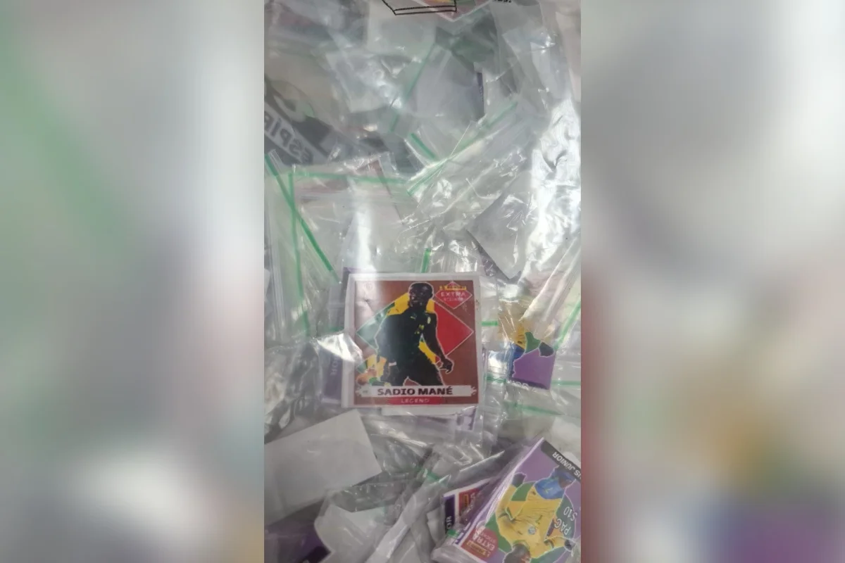 Mais de 1,2 mil porções de drogas com adesivos inspirados nas figurinhas colecionáveis da Copa do Mundo, incluindo imagens de Vini Jr., foram apreendidas nesta quinta-feira (9/7) Mais de 1,2 mil porções de drogas com adesivos inspirados nas figurinhas colecionáveis da Copa do Mundo, incluindo imagens de Vini Jr., foram apreendidas nesta quinta-feira (9/7)