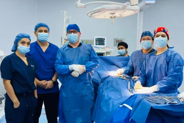 Médicos em sala de cirurgia - Metrópoles