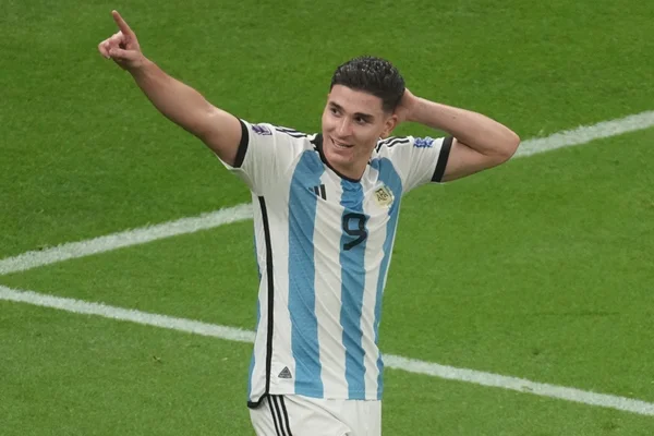 Julián Álvarez alcança marca de Pelé durante a semifinal no Catar - Metrópoles