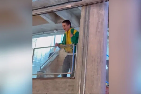 Imagem colorida mostra Timothée Chalamet em São Paulo. Metrópoles