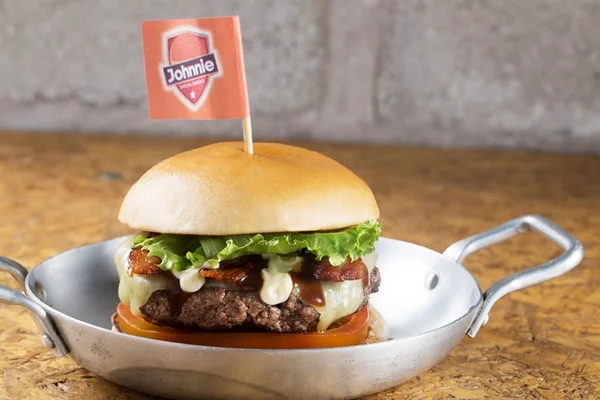 Johnnie Burger Sudoeste dá burger de graça neste sábado (23/6)