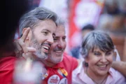 Leandro Grassa faz campanha em assembleia dos rodoviários no Conic, mas vai embora antes da reunião do sindicato.
