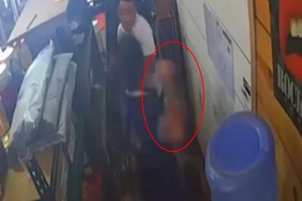 Vídeo mostra homem atacado e agredido dentro de distribuidora no DF
