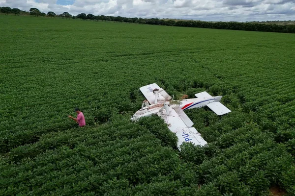 Um avião de pequeno porte fez um pouso de emergência em uma fazenda perto da DF-330, em Sobradinho DF Metrópoles 7