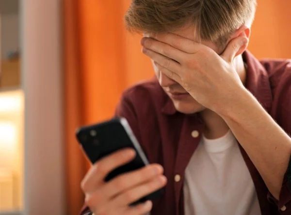 Golpe por celular - Metrópoles