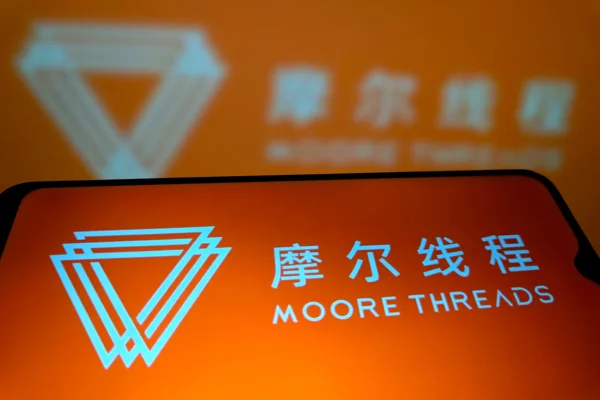 Imagem de celular exibindo na tela a logomarca da Moore Threads, nova empresa de tecnologia da China - Metrópoles