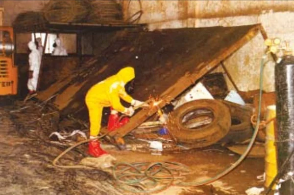 Foto histórica da demolição do Ferro Velho onde cápsula de Césio-137 foi aberta pela 1ª vez - Metrópoles